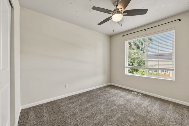 Building Photo - MOVE IN READY NOW! A/C! Multi generational living? Home office? Tumwater School District