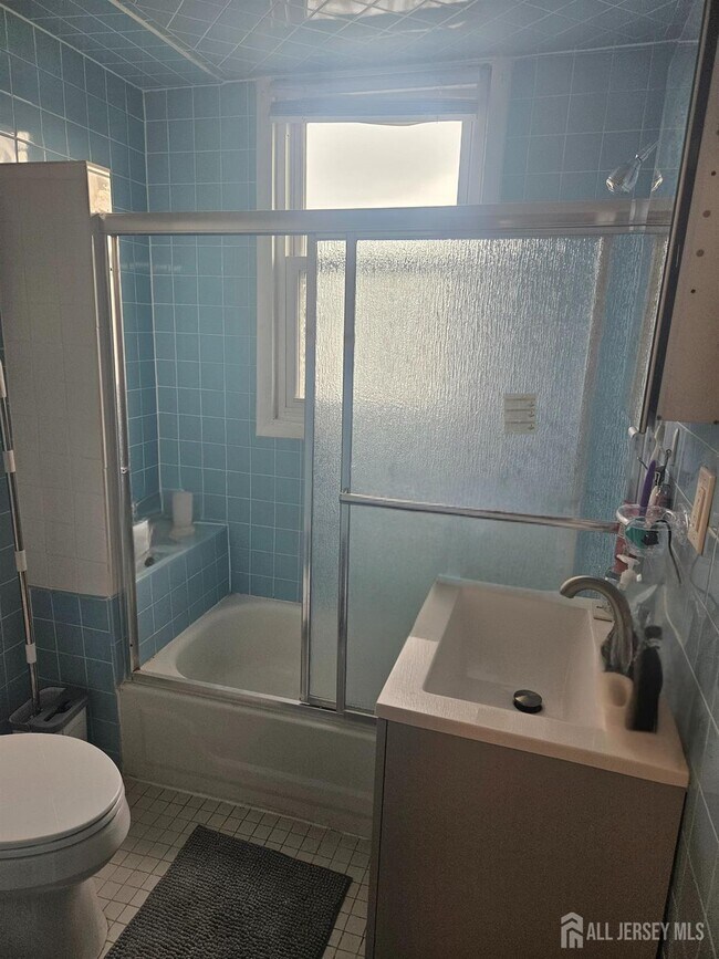 Building Photo - 421 River Dr