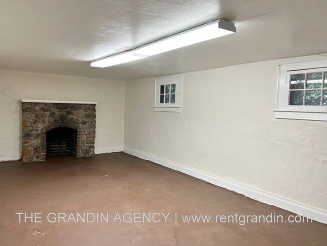 Building Photo - 1668 Brandon Ave SW