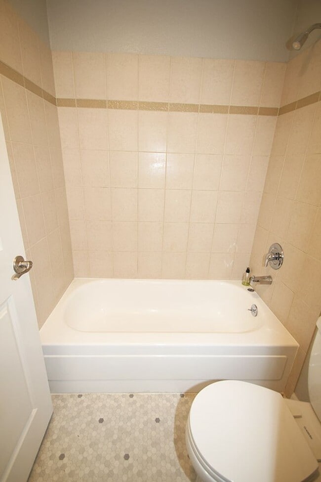 Building Photo - REMODELED KIRKLAND 2 BED CONDO FOR RENT W ...