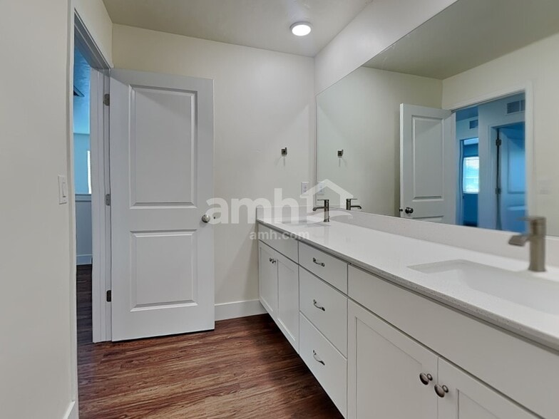 Building Photo - 9472 W Chino St