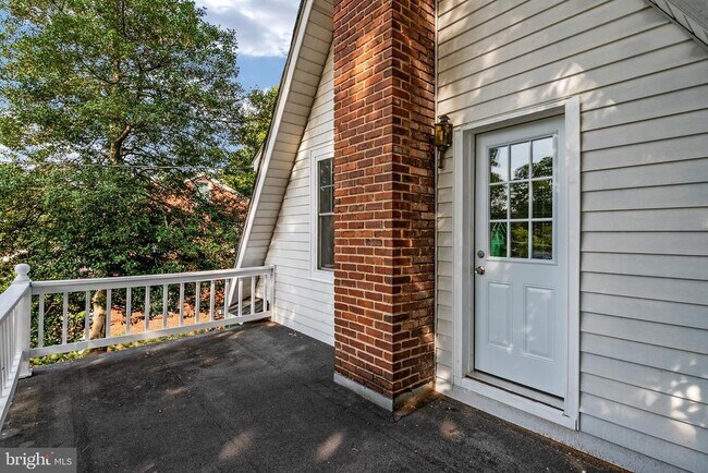 Building Photo - 6 Oak Ln SW