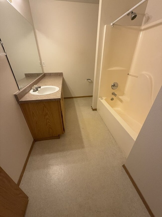 Building Photo - 2 Bed 1 Bath Upstairs Unit in Well-Maintained Complex