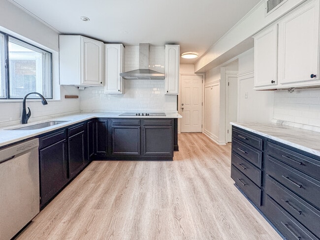 Building Photo - COME MEET YOUR NEW HOME IN KINGS GRANT!