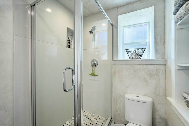 Building Photo - 303 Glenwood Rd