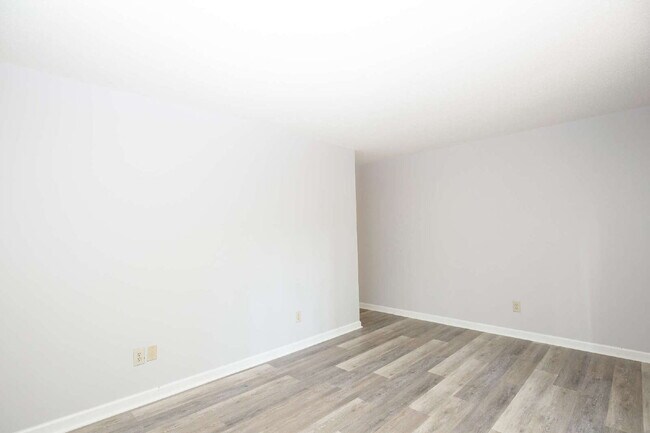 Building Photo - 50 Surry Cir N