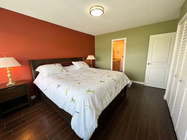 Building Photo - 2BD/2BA/2PKG. Furnished, Waikiki, Views, Breeze