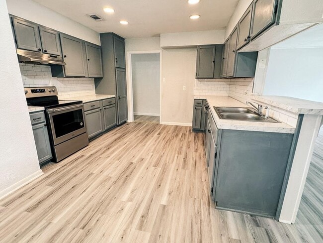 Building Photo - 102 Tanglewood Dr