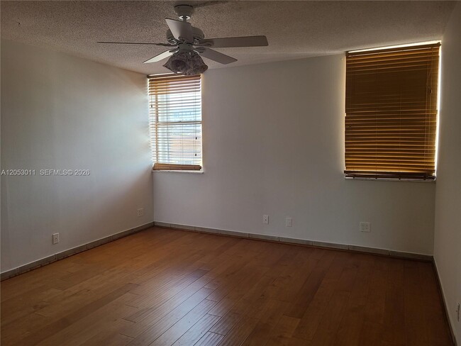 Building Photo - 2881 NE 33rd Ct