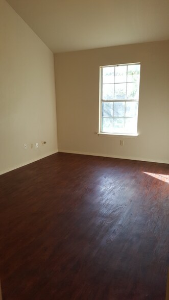 Building Photo - 119 Eaglerock Dr