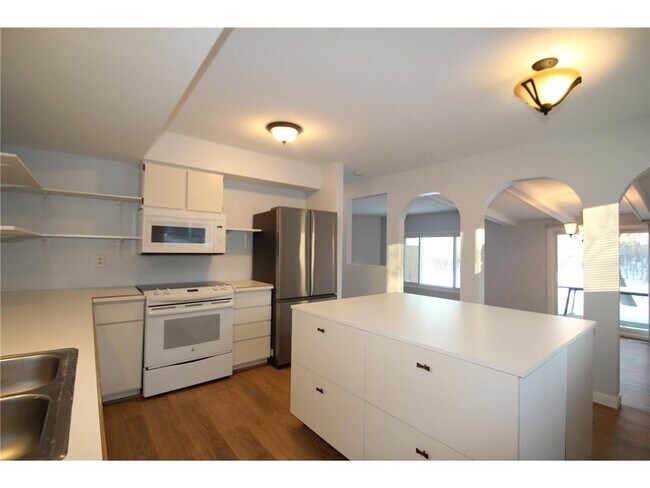 Building Photo - 5545 Shorewood Ln