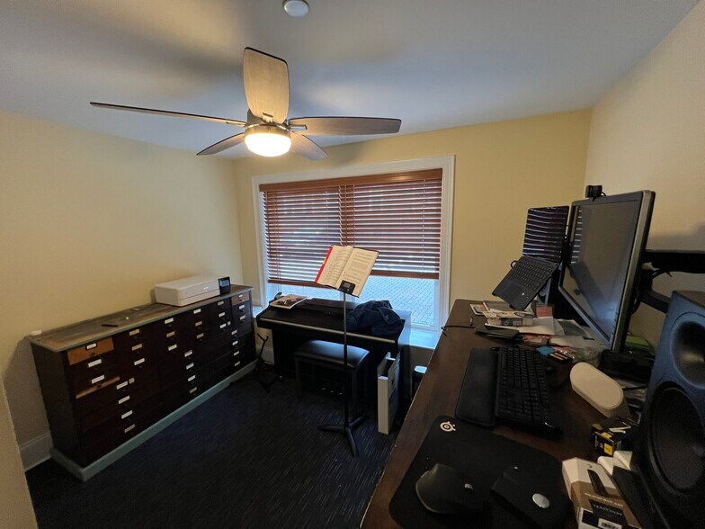 Building Photo - 118 Holland St