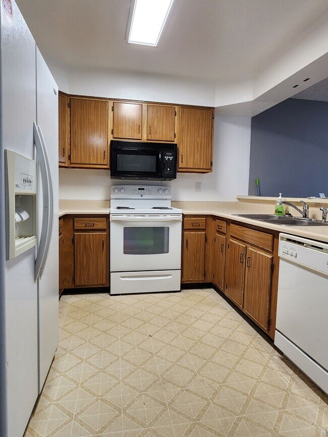 Building Photo - Wonderful townhome unit in Arvada! MOVE IN READY!!