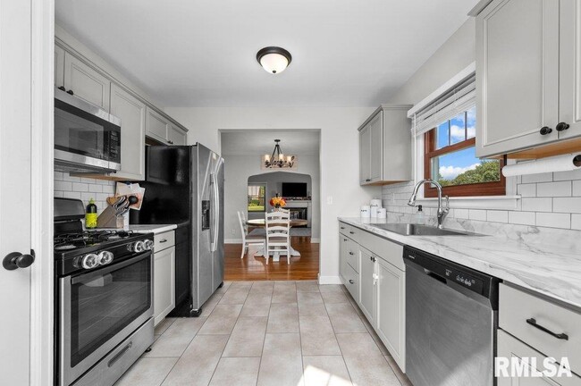 Building Photo - 2133 Warren St