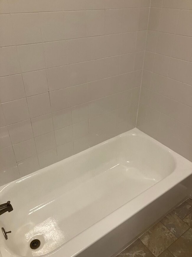 Building Photo - Spacious 4 bedroom 1.5 bath ranch Eastwood