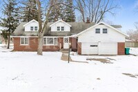 Building Photo - 2524 Golfview Dr