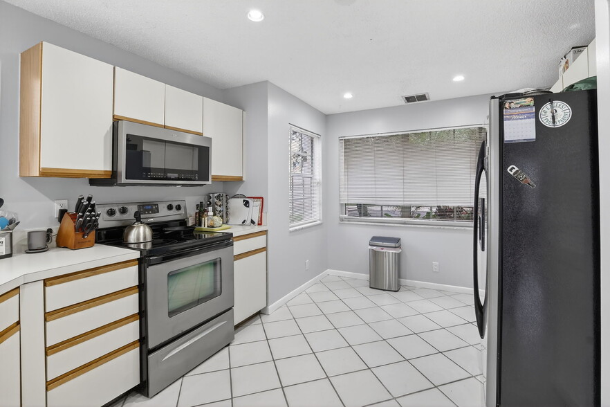 Building Photo - 9481 Oak Grove Cir