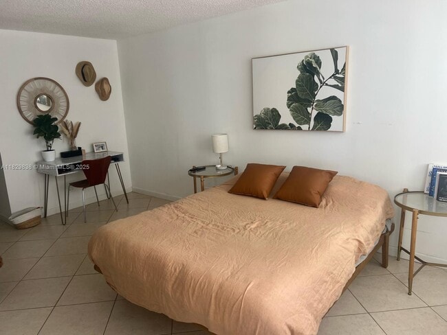Building Photo - 6039 Collins Ave