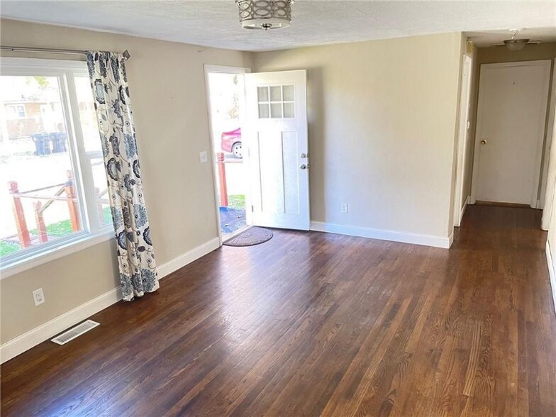 Building Photo - 2617 E 6th St