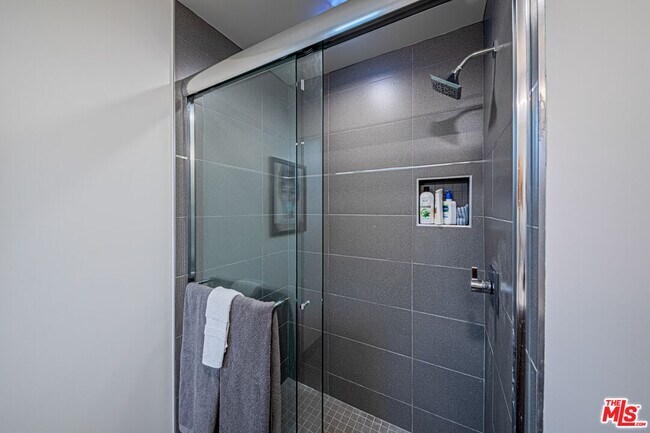 Building Photo - 6142 1/2 Lexington Ave