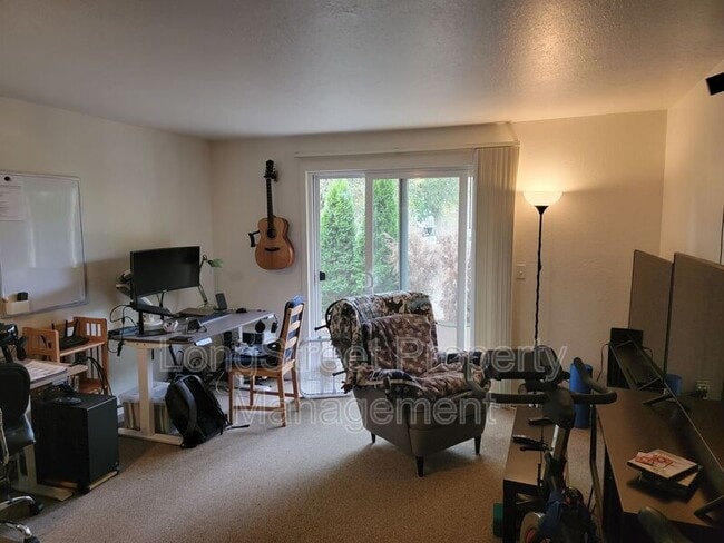 Building Photo - 654 SW 7th St