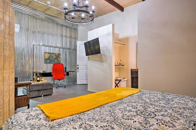 Building Photo - 3704 San Bernardo Ave