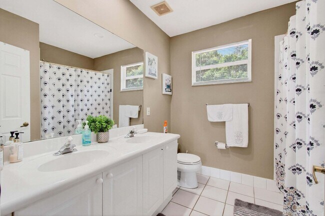 Building Photo - 5057 Sancerre Cir