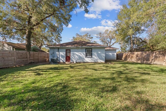 Building Photo - 5107 Dickens Rd
