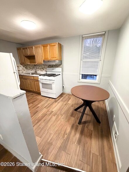 Building Photo - 19 Brook St