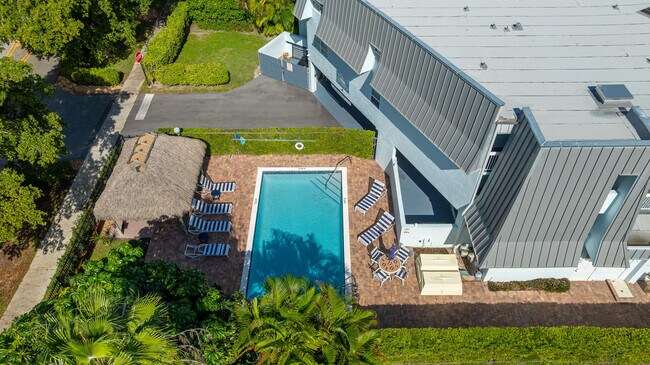 Building Photo - 961 S Ocean Dr