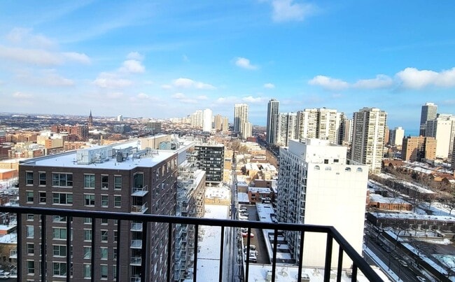 Building Photo - 1212N N La Salle Dr