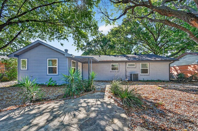 Building Photo - 13749 Pyramid Dr