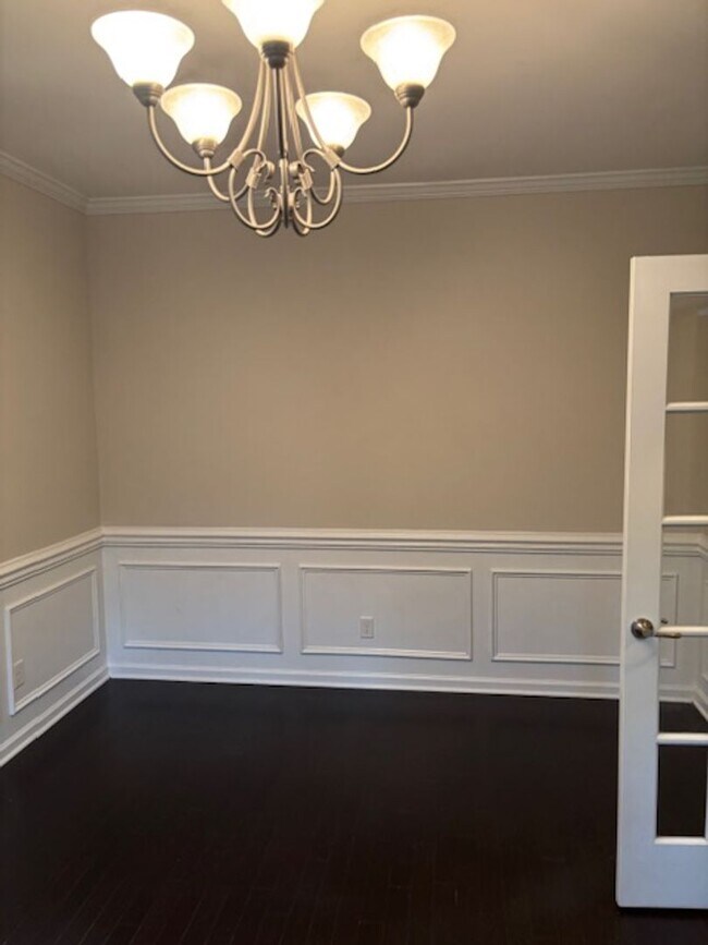 Building Photo - This beautiful 4 bedroom, 2.5 bath home in...