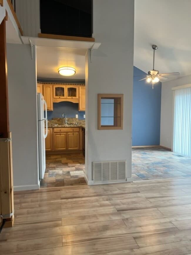 Building Photo - 3BD 2BA 2CAR Garage Townhouse located in L...