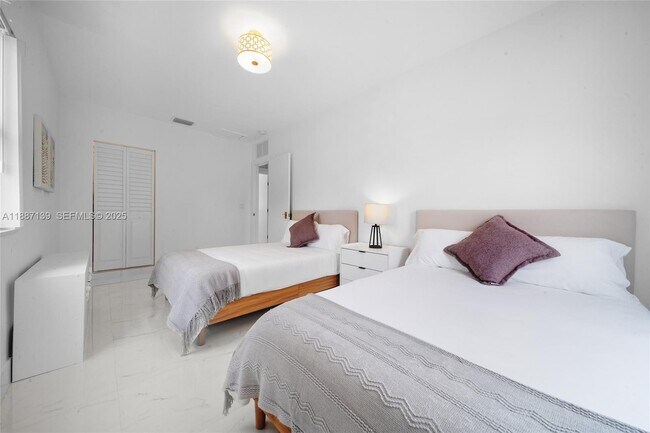 Building Photo - 1625 Hollywood Blvd