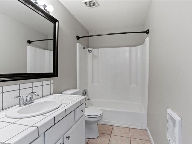 Building Photo - 526 S 40th Ave