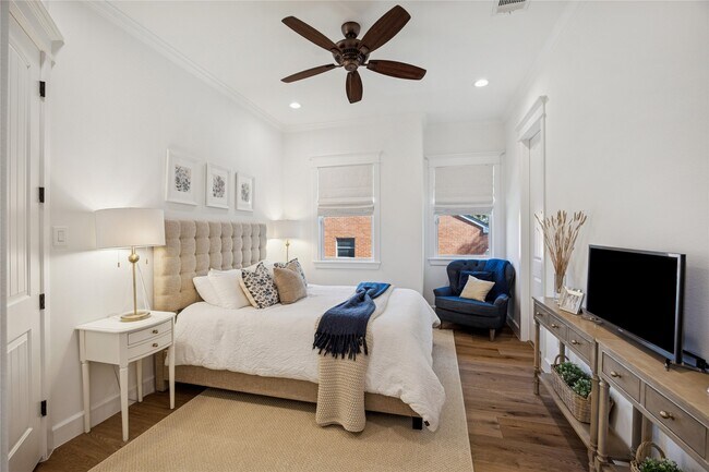 Building Photo - 2031 Sheridan St