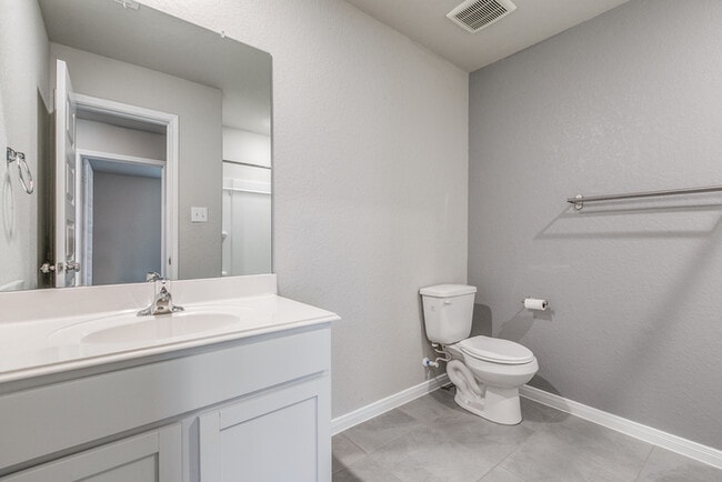 Building Photo - Beautiful and Spacious 4 Bedroom