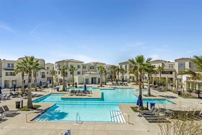 Building Photo - Gorgeous bright 3 bedroom 2.5 bath townhome