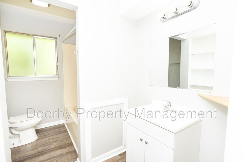 Building Photo - 901 Forest Dale Ln