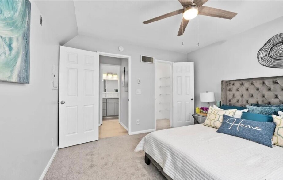 Building Photo - 8889 Caminito Plaza Centro