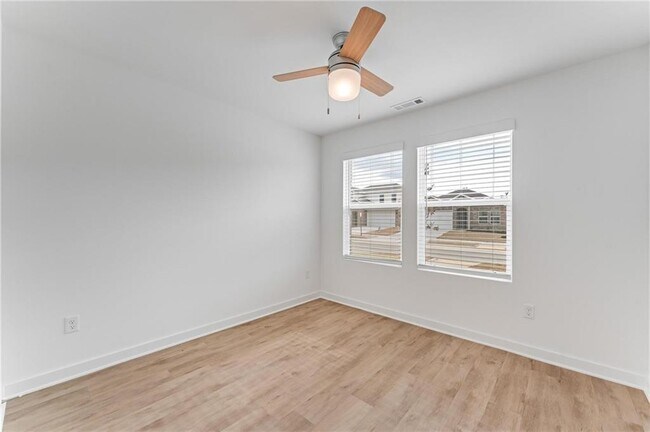 Building Photo - 114 S Maroon Ave