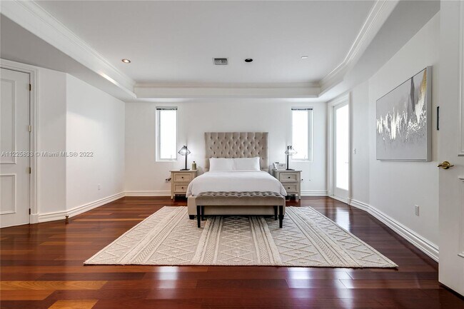 Building Photo - 709 Idlewyld Dr