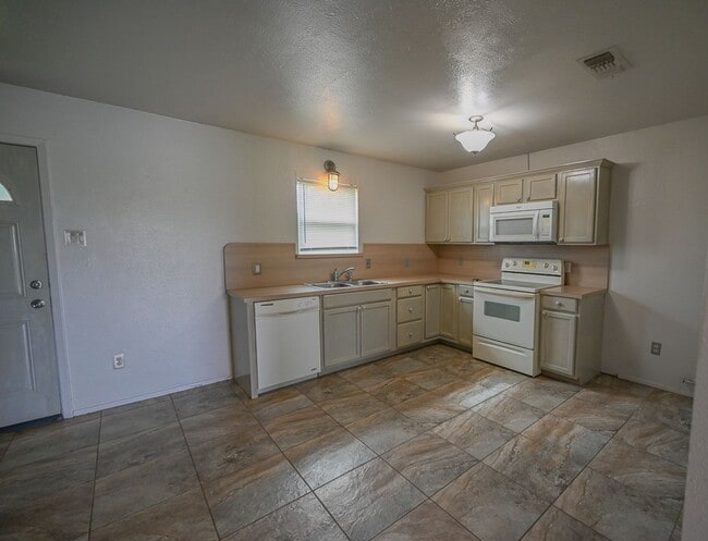 Building Photo - Charming Country Home 2 Bed 1.5 Bath