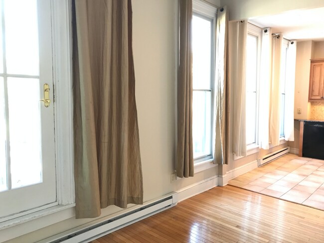 Building Photo - 156 Circular St