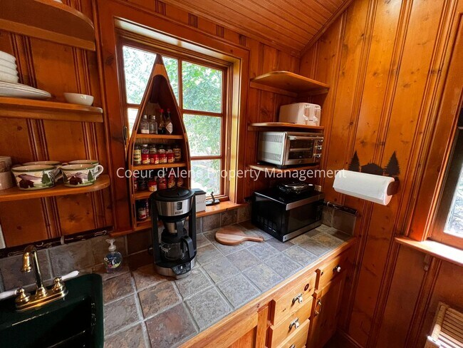 Building Photo - 10646 N Lakeview Dr