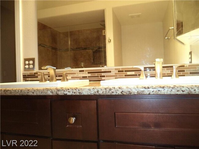Building Photo - BEAUTIFUL FIRST FLOOR CONDO IN GATED COMMU...