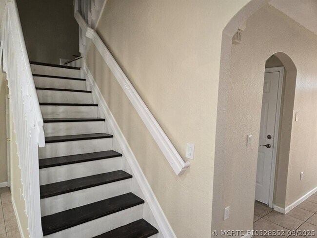 Building Photo - 8433 SW 25th Ct