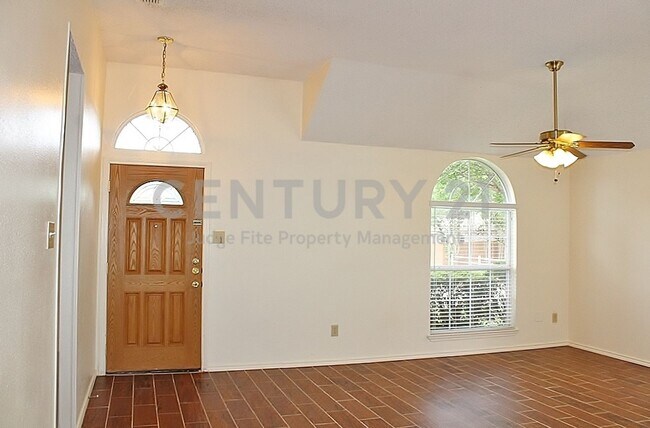 Building Photo - Well-Maintained 4/2/2 with 2 Living and 2 ...