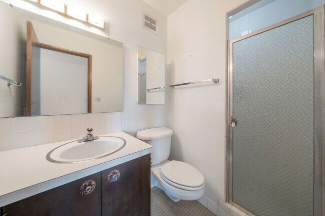 Building Photo - Stunning Queen Anne south slope condo with parking